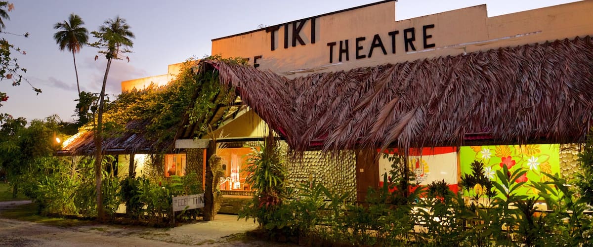 Centre culturel Tiki Village mettant en vedette signalisation