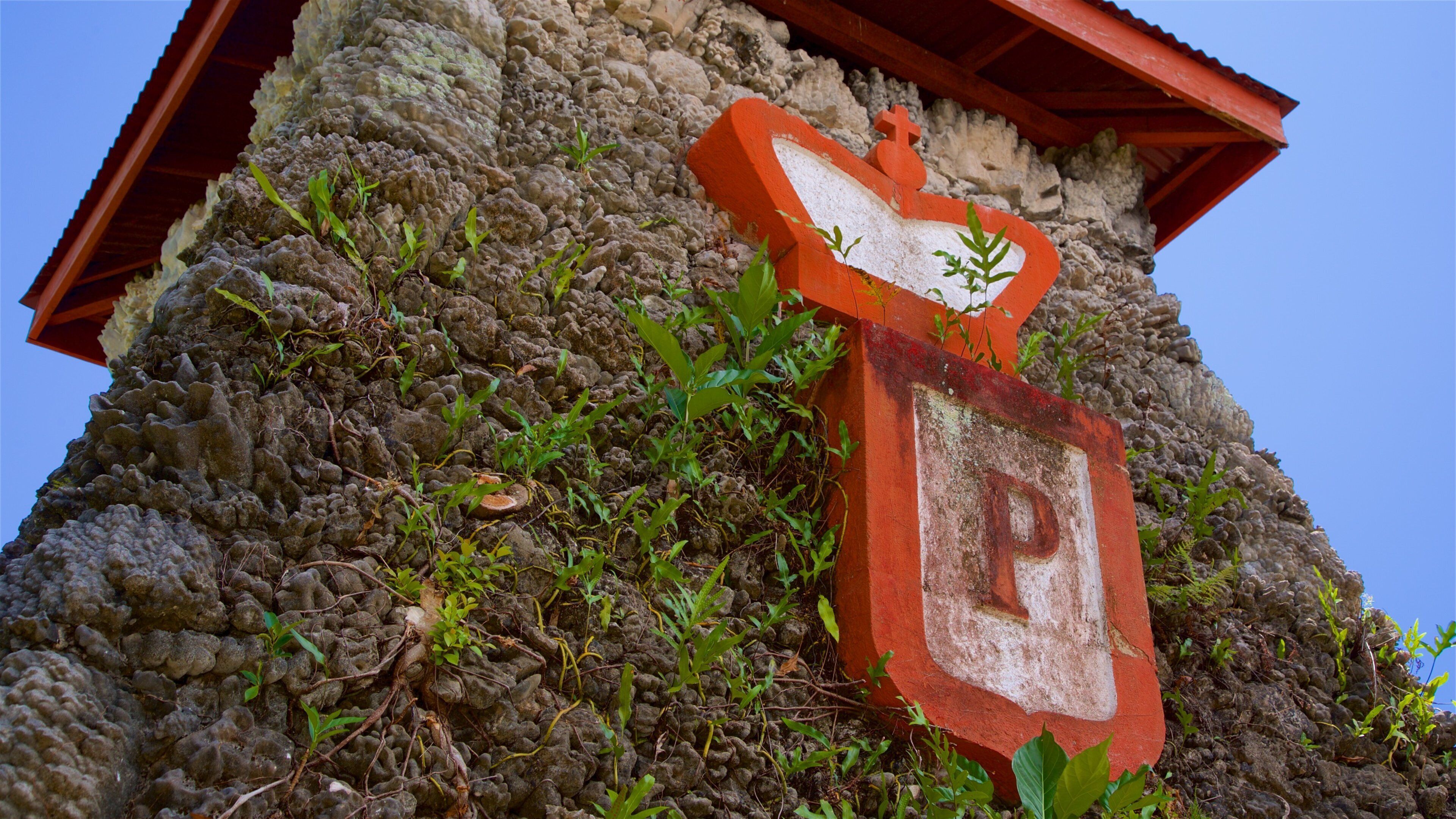 Tomb of King Pomare V featuring heritage elements