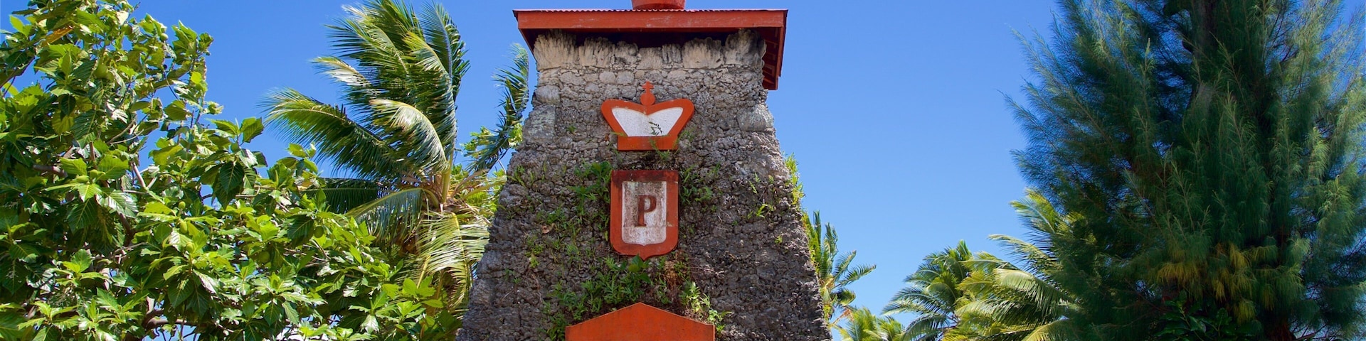 Tomb of King Pomare V showing heritage elements and a park