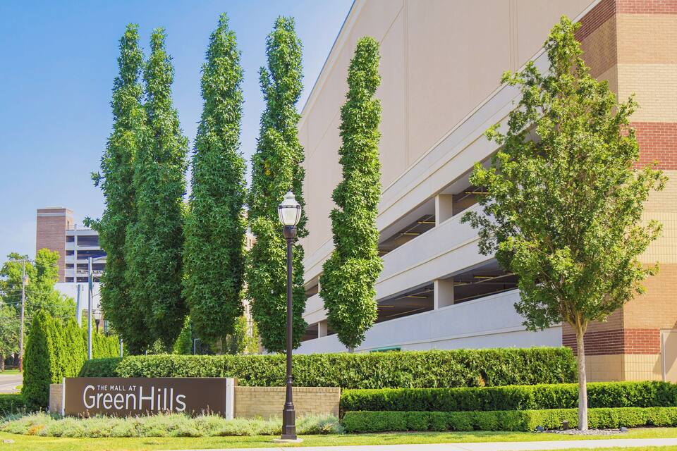Ein Gebäude mit einem Schild, auf dem 'The Mall at GreenHills' steht.