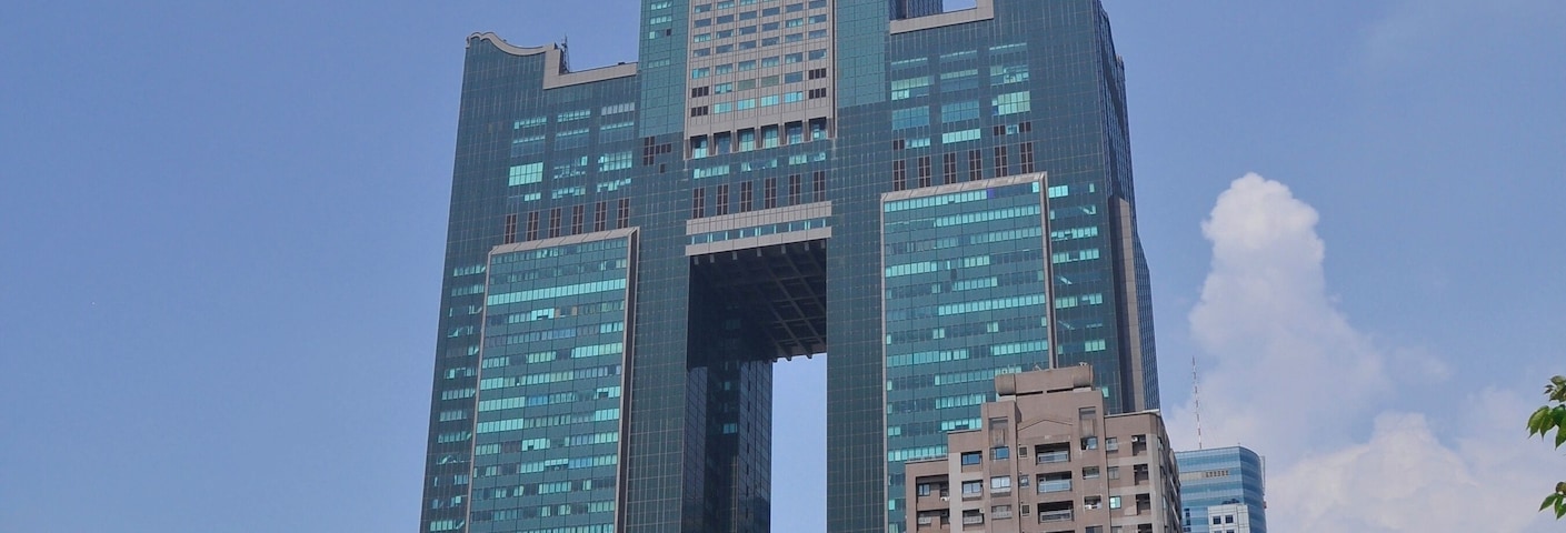Kaohsiung's new Tram in front of the 85floor building