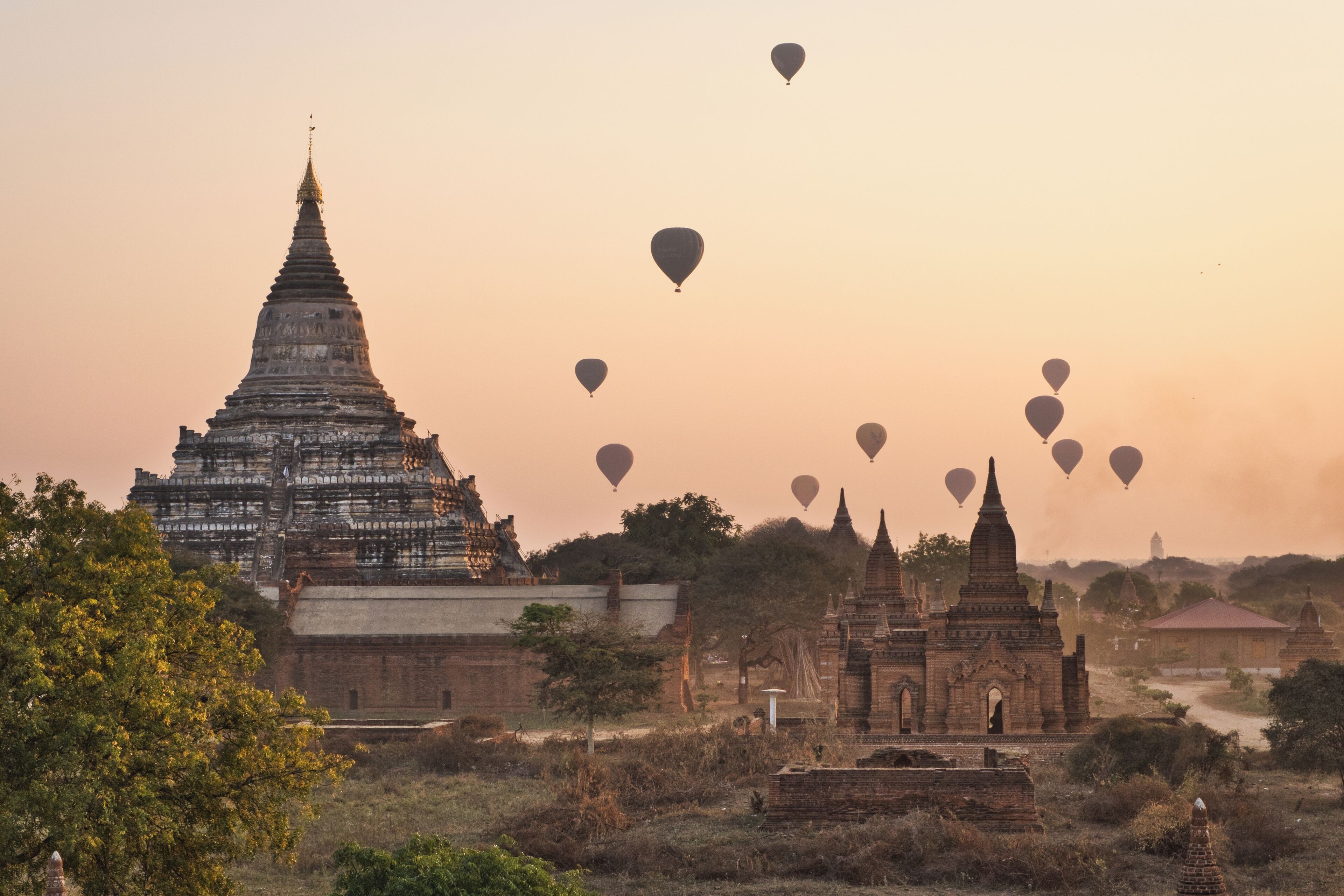 Sunrise over the temples of the mystical Bagan. Worth to get up at 4am to watch the Ballons rise above this mystical place!
#BvS100k
#BvSSquad