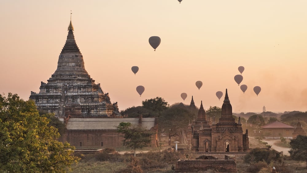 Sunrise over the temples of the mystical Bagan. Worth to get up at 4am to watch the Ballons rise above this mystical place!
#BvS100k
#BvSSquad