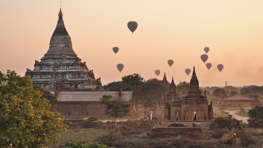Sunrise over the temples of the mystical Bagan. Worth to get up at 4am to watch the Ballons rise above this mystical place!
#BvS100k
#BvSSquad