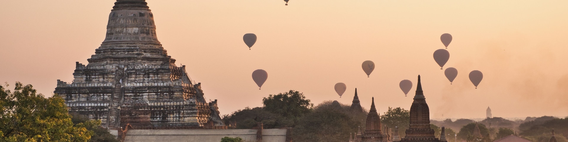 Sunrise over the temples of the mystical Bagan. Worth to get up at 4am to watch the Ballons rise above this mystical place!
#BvS100k
#BvSSquad