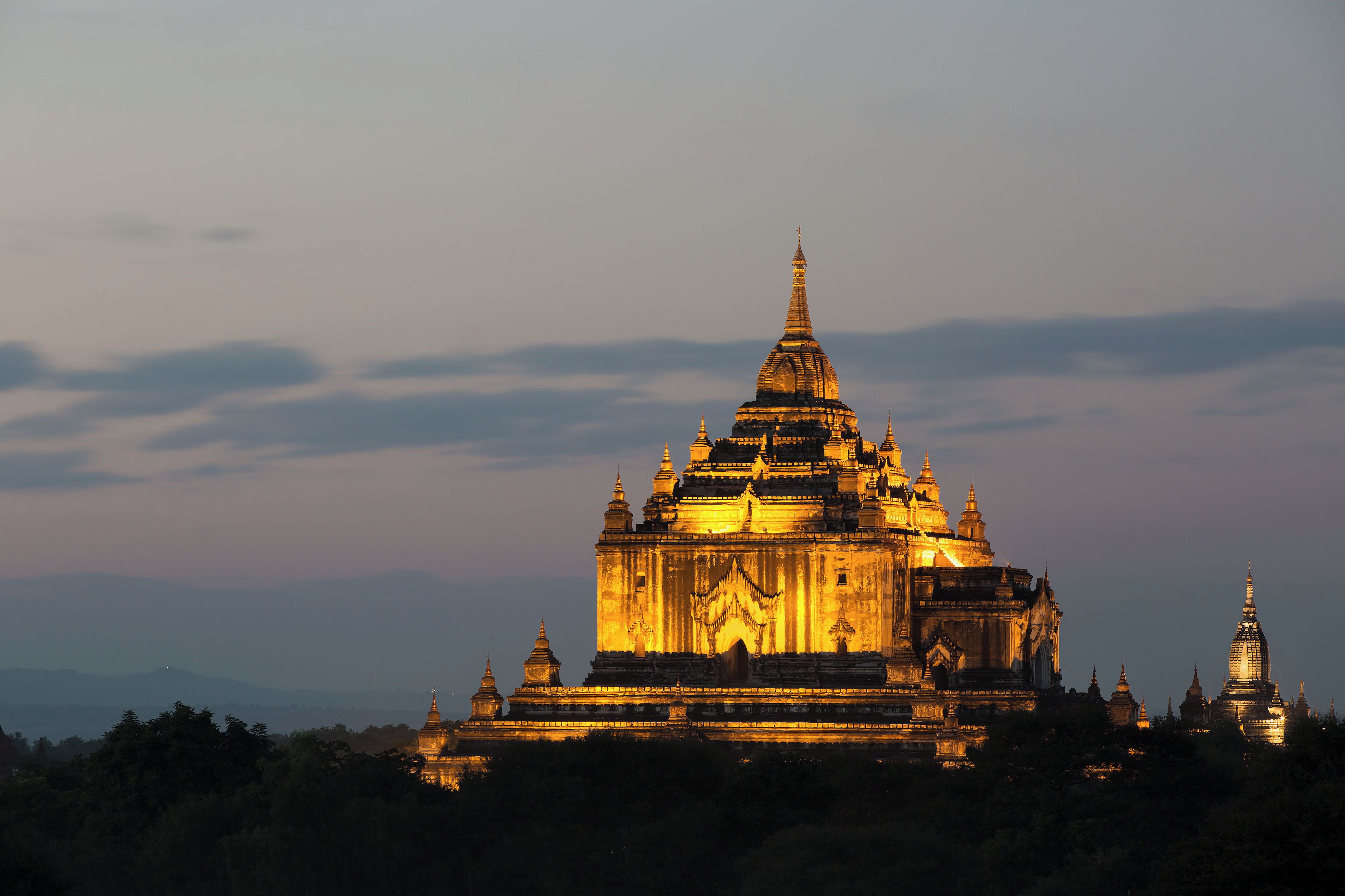 Dramatic lighting on Thatbyinnyu adds ambiance to an evening in Bagan. 