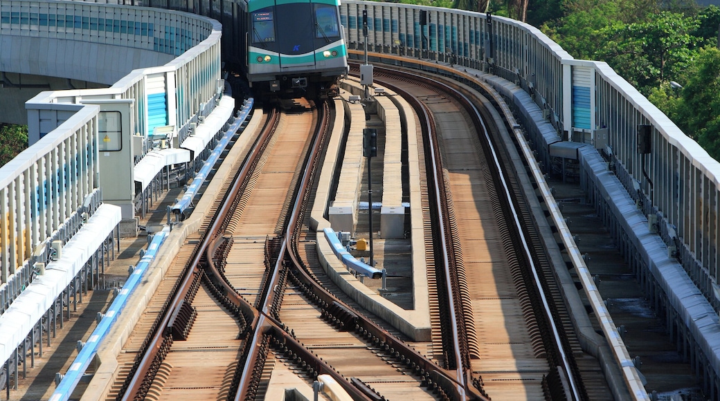 高雄 > 捷運世運站