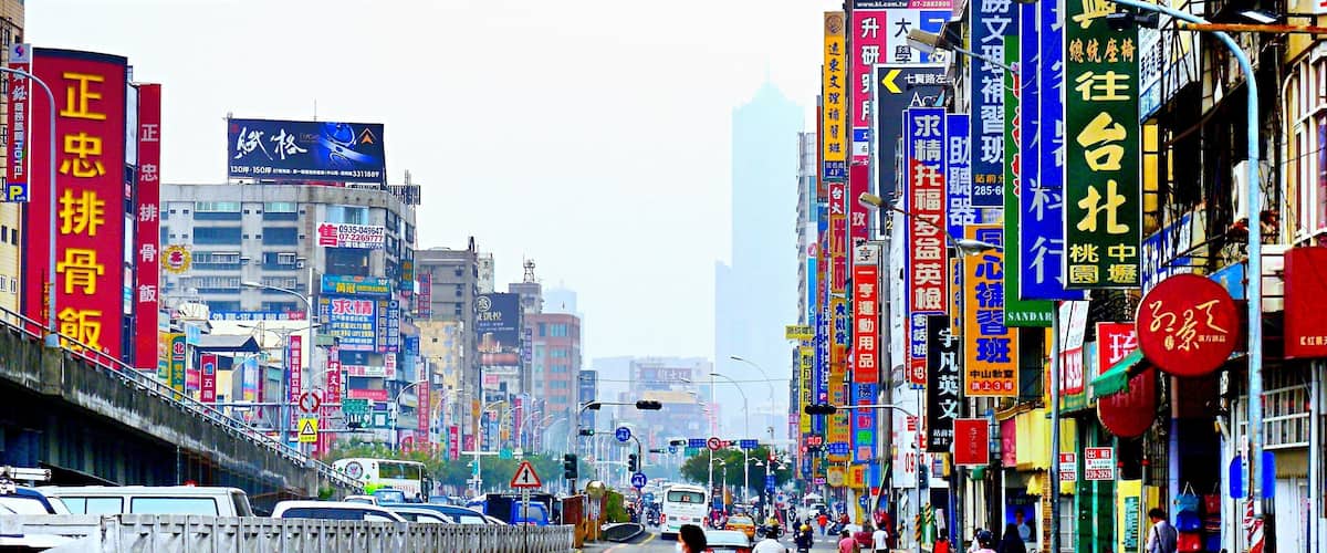 Sanmin District (三民區) is where the main train station located and the heart of Kaohsiung City, the second largest city and largest seaport in Taiwan.
#Taiwan #Kaohsiung #OnTheRoad #road #CityCentre