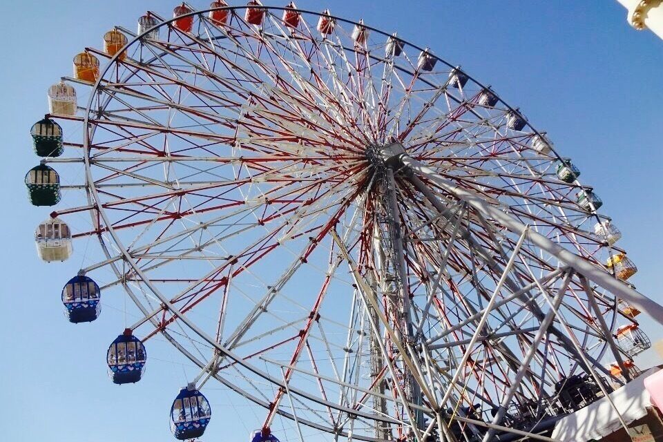 The rooftop amusement park at Dream Mall is the home of the Kaohsiung Eye Ferris wheel. The wheel has a diameter of 50 metres (160 ft). Building and wheel have a combined height of 102.5 metres (336 ft). One cabin is made of glass all around, makes you feel like your floating over the city :) 