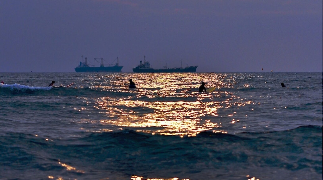 The Cijin Beach (ææŽ„æ”·æ°Žæ”Žć Ž) is a hot spot for surfing, itâs located in Qijin Island, Kaohsiung, Taiwan.
#Taiwan #Kaohsiung #beach #sea #Asia #BeachTips #surf #sunset #golden