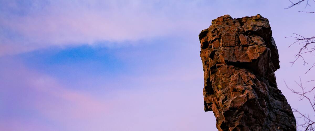 High quartzite cliffs against a clear blue sky in Palisades State Park