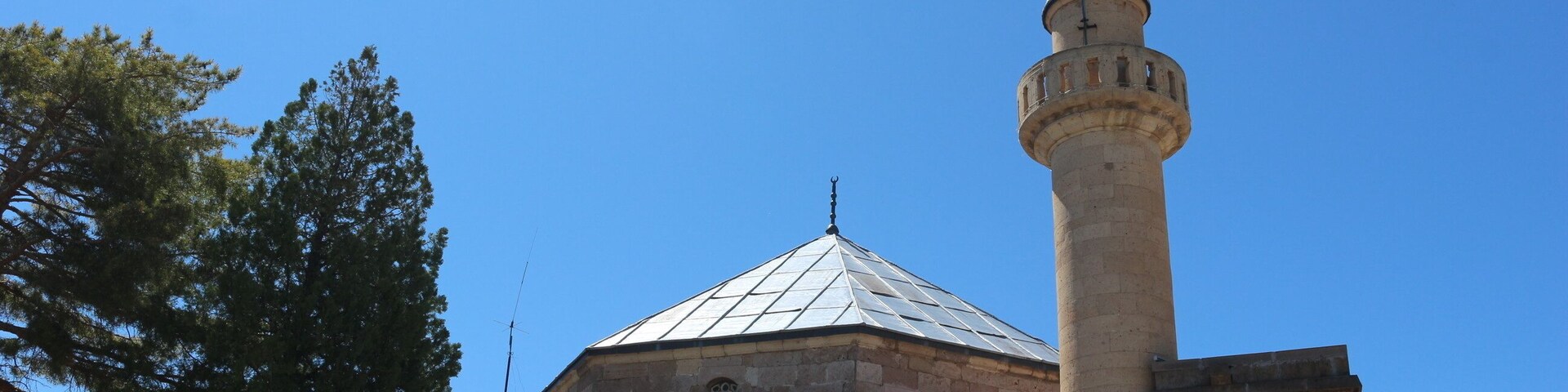 Un edificio histórico con un prominente minarete y cúpula.