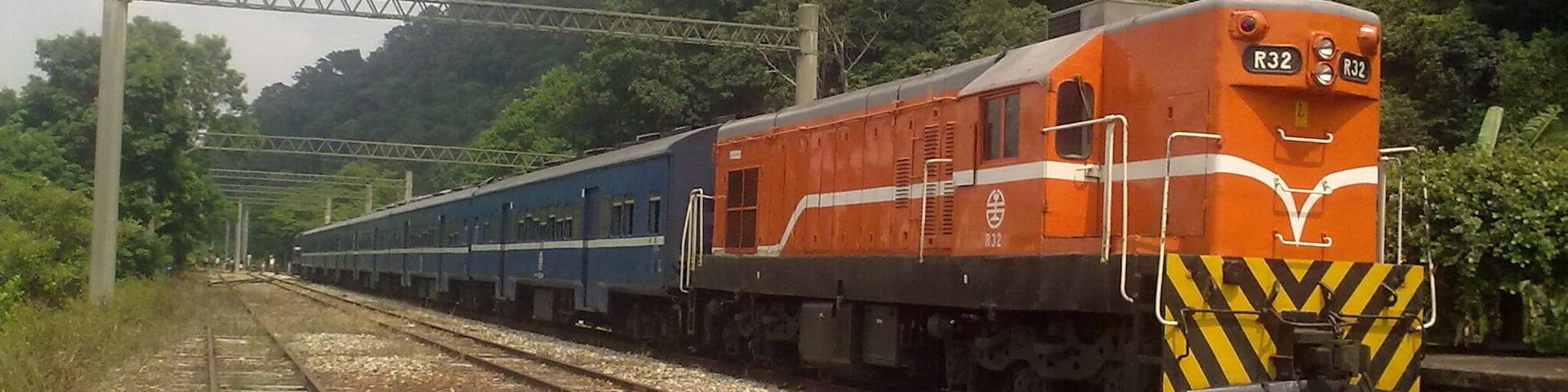 臺灣鐵路管理局R32柴電機車牽引普通車客車。