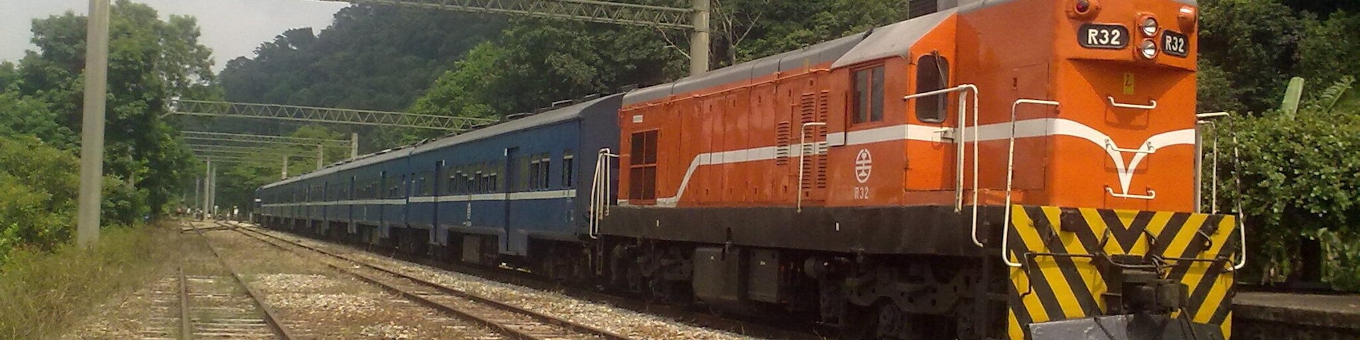 臺灣鐵路管理局R32柴電機車牽引普通車客車。