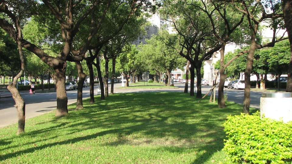 黎明新村綠園道,位於黎明路二段與博愛街之間