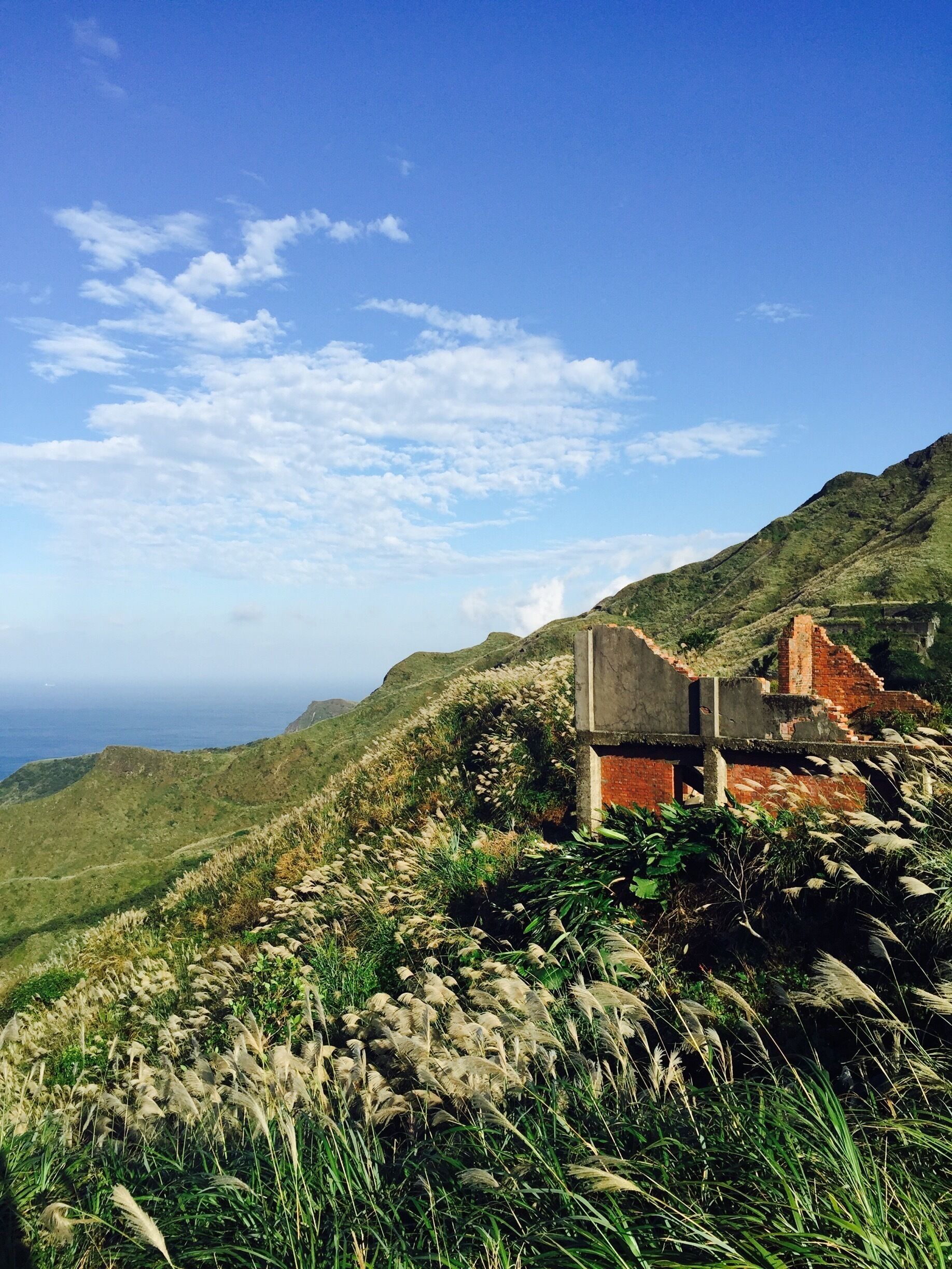 A beautiful day at Jinguashi! Took a detour and walked along a trail on the back of the Gold Museum. It will lead you to a parking lot with amazing view of the ocean, the mountains and the historical structured left from the mining industry from the turn of the century.