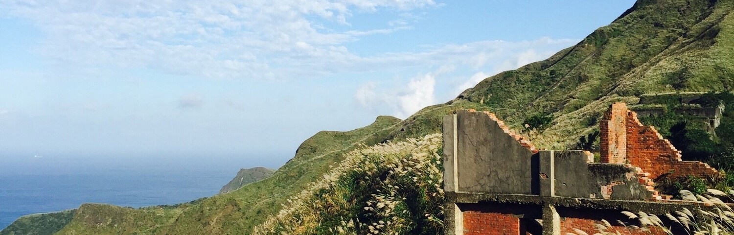 A beautiful day at Jinguashi! Took a detour and walked along a trail on the back of the Gold Museum. It will lead you to a parking lot with amazing view of the ocean, the mountains and the historical structured left from the mining industry from the turn of the century.