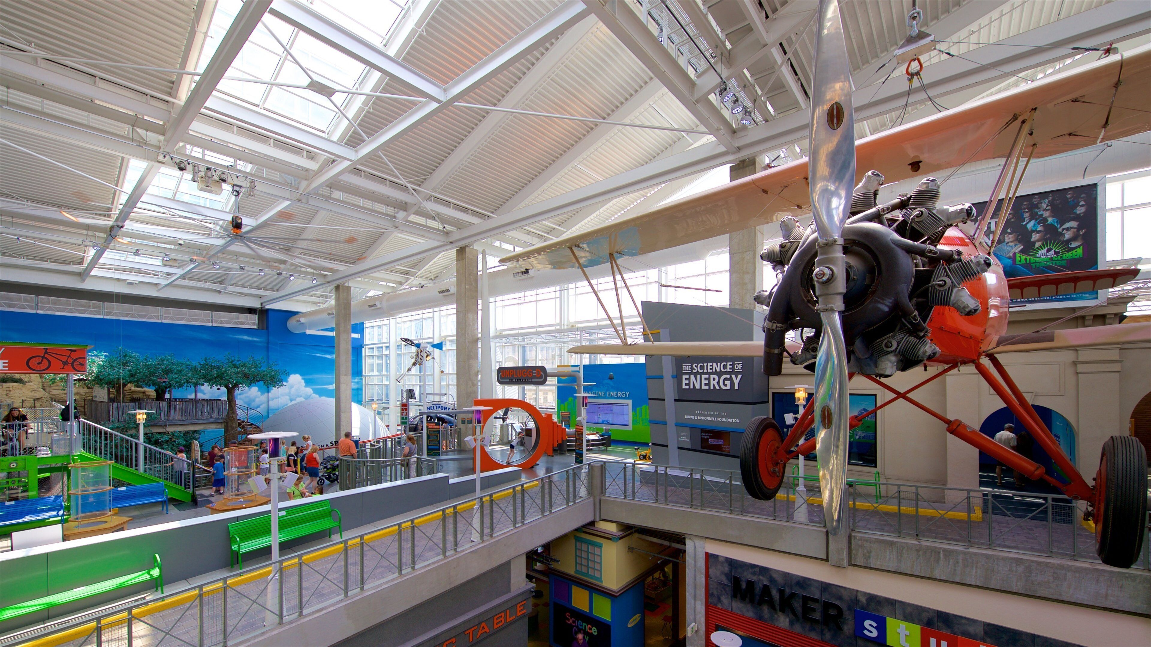 Centro de ciencias Science City at Union Station mostrando elementos del patrimonio, vistas interiores y aeronave