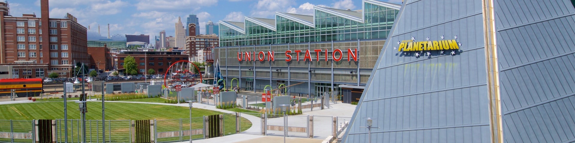 Science City at Union Station caracterizando uma cidade, sinalização e um jardim