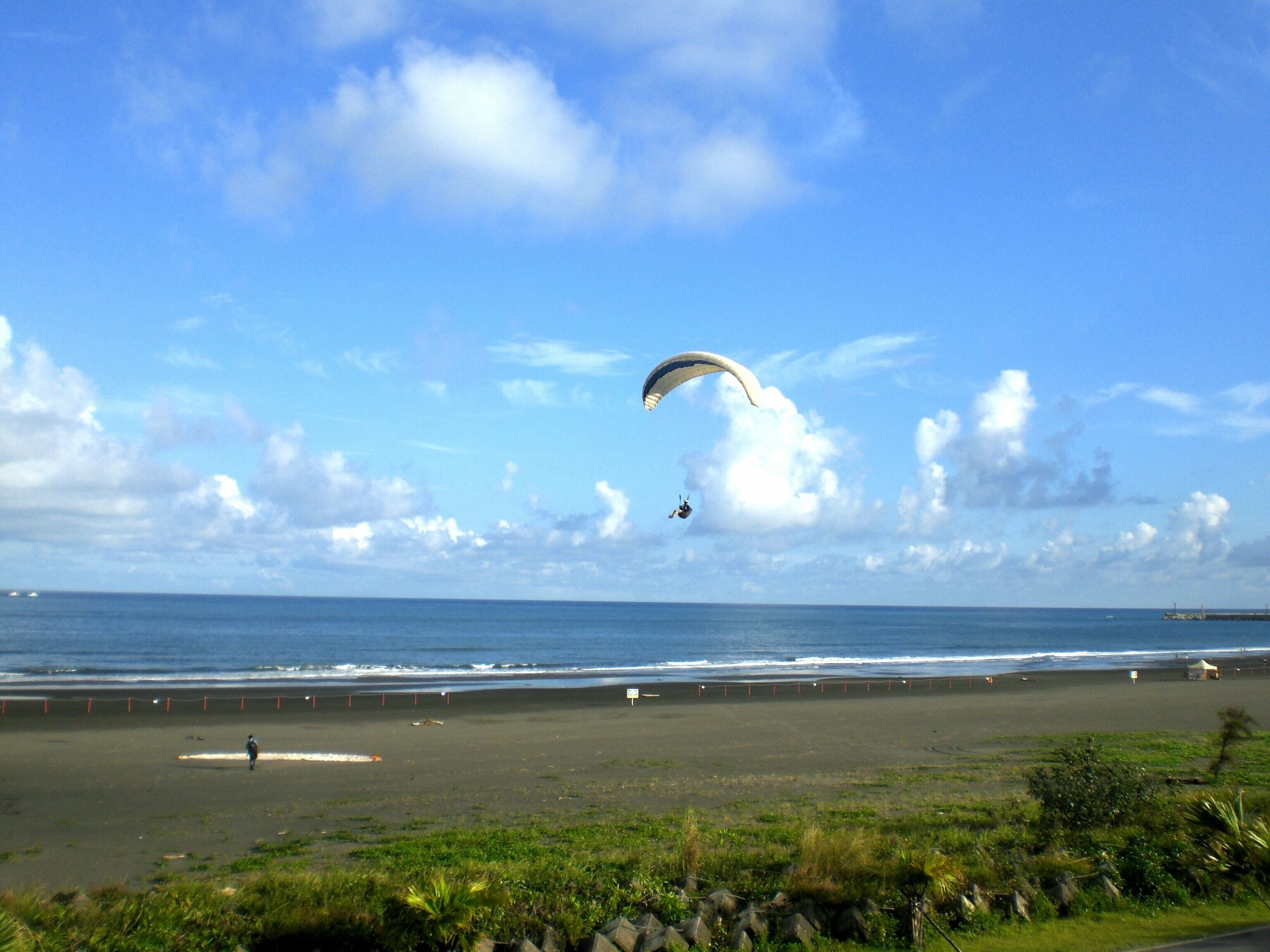Nothing can be more dramatic than paragliding down to a beach to check-in to a hotel. A 50 minute drive from Taipei will take you to Yilan, where you will pass through Asia's second longest highway tunnel, the Hsuehshan Tunnel. You can also enjoy hot and cold spring, and whale and dolphin watching in Yilan too.
#LifeAtExpedia #beach