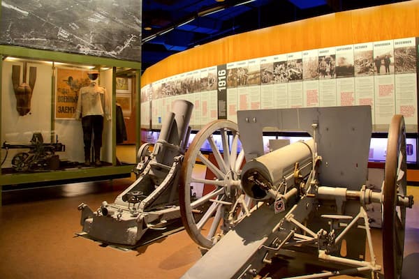 National World War I Museum at Liberty Memorial mit einem Geschichtliches und Innenansichten