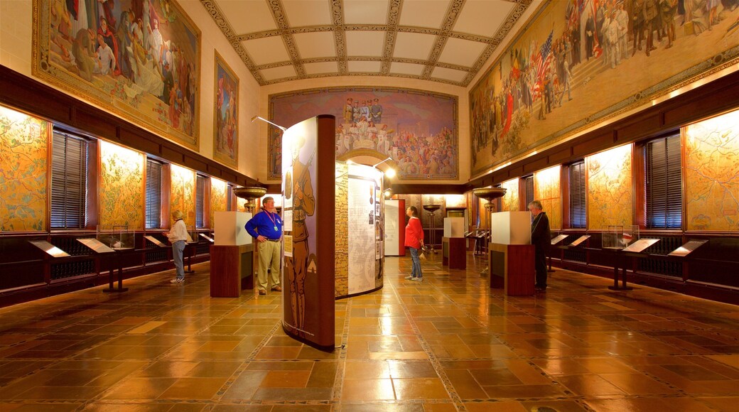 National World War I Museum at Liberty Memorial som inkluderar interiörer sÄvÀl som en liten grupp av mÀnniskor
