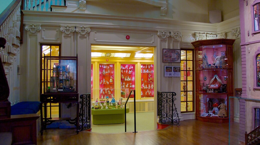 Museu do Brinquedo e da Miniatura mostrando vistas internas