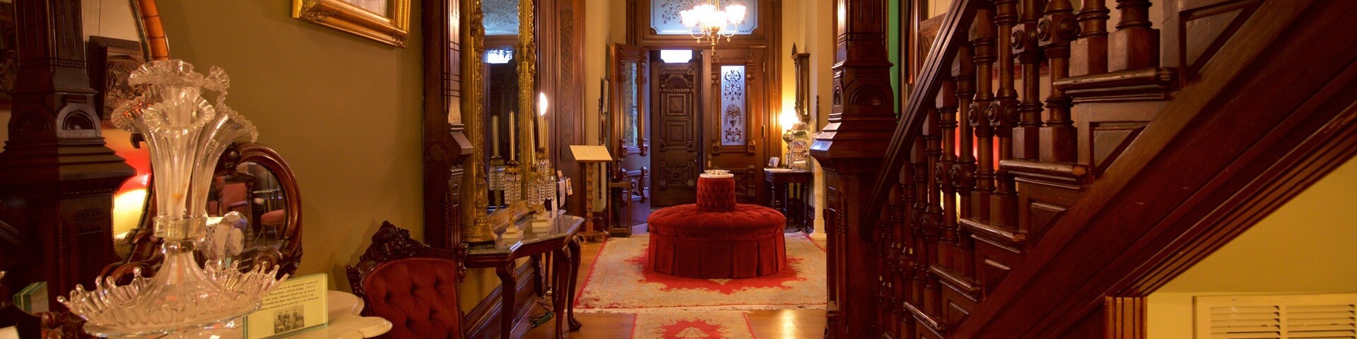 Mansión Vaile que incluye elementos patrimoniales, vista interna y una casa