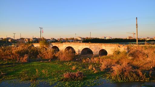 Buyukkaristiran Bridge, located in Luleburgaz, Turkey, was built by the Ottomans in the 16th century.