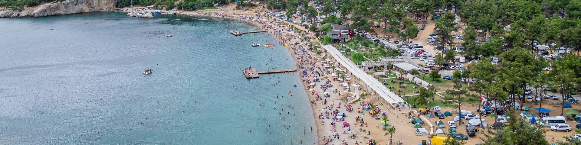 Gökçetepe Nature Park, located on the shores of the Saros Gulf, is a favorite among those who enjoy camping and caravanning with its beaches nestled within forests