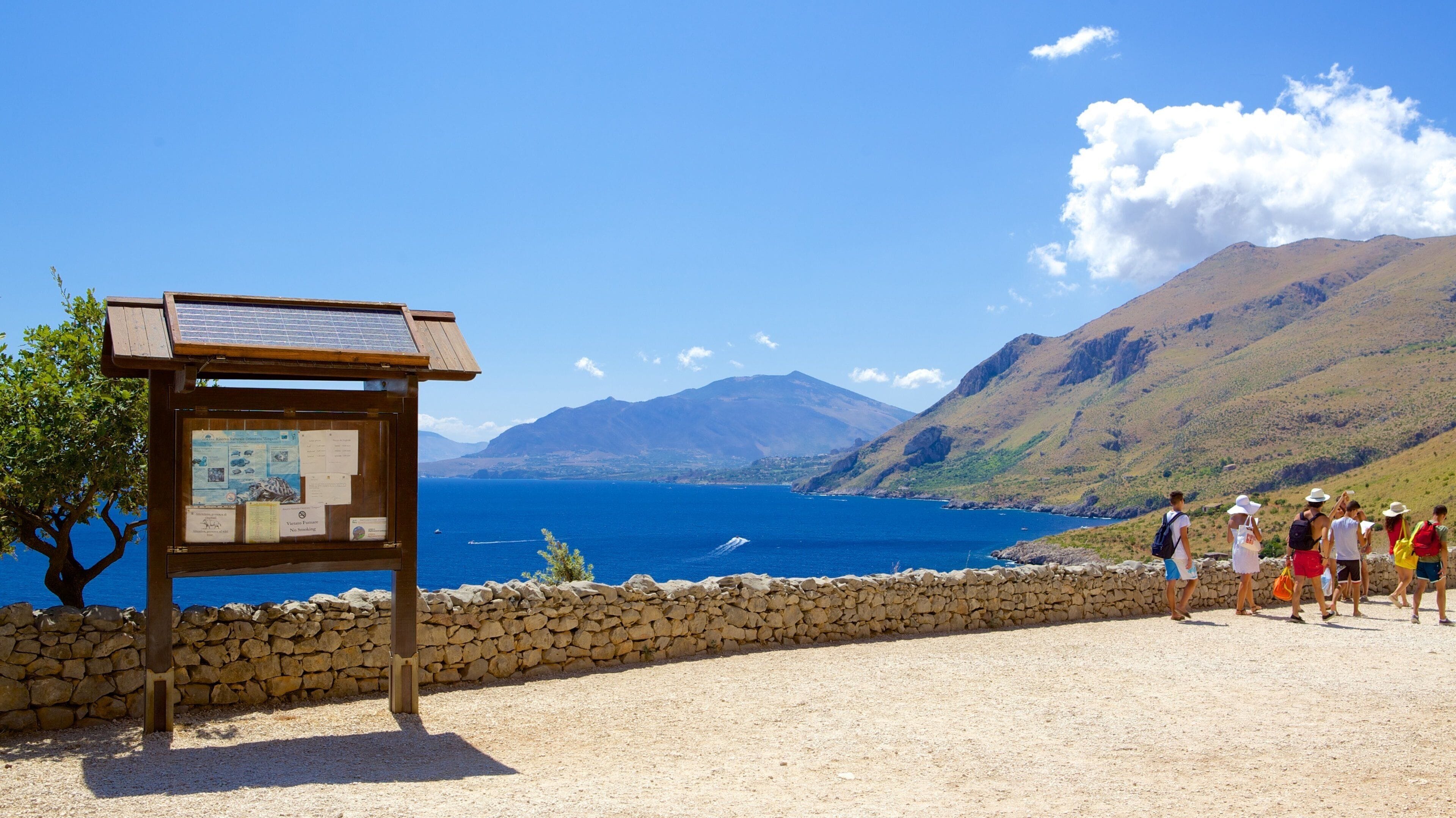 Plage de Zingaro montrant vues, montagnes et vues littorales