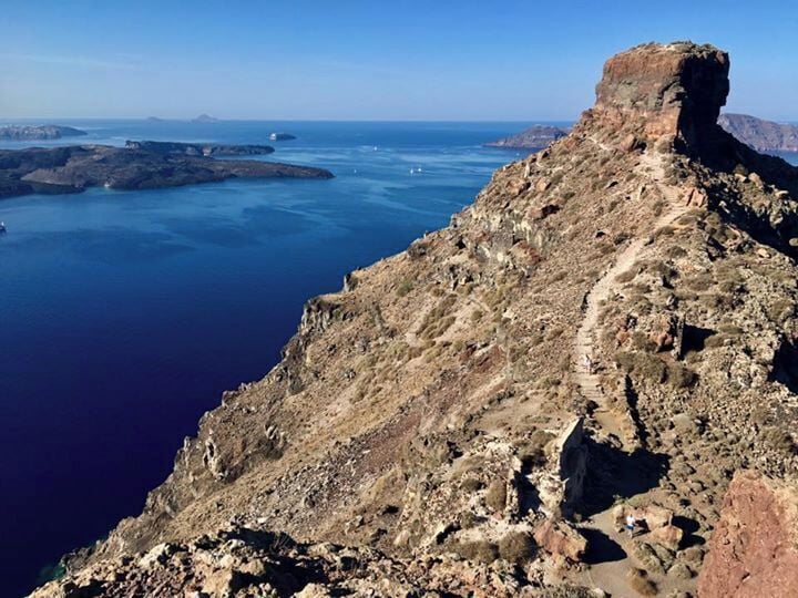 This is Skaros Rock,Skaros is one of the most impressive spots of Santorini. It is a kind of conical peninsula that on top forms a huge rock, about 20m high. But Skaros is not only geologically interesting, it is also historically important, as it is the first Kasteli (fortress) that was built on Santorini in the 15th century in order to protect from the pirates' attacks.In medieval Santorini, there were five Kastelia, but Skaros was the most important of them. Being the medieval capital of Santorini, it was large and densely built. The Venetian aristocracy of the time used to live there and its population was mainly Catholic. However, due to its special location, Skaros suffered a lot during the earthquakes and its inhabitants gradually left and moved to Fira. Now, only ruins have remained to remind of the glorious settlement that Skaros was in the past. #endlesssummer
#takeahike 