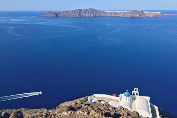 I went on a hike to check out Imerovigli in Santorini in Greece and This was my prize for climbing that Iconic Rock formation found in North Side of the Caldera.#takeahike
#EndlessSummer #beachbound
