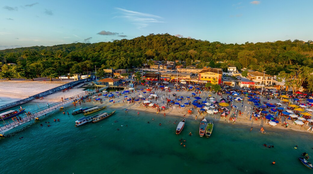 Imagem aérea da Praia de São Tomé de Paripe, localizada na cidade de Salvador, no estado da Bahia, em um final de tarde de um feriado.