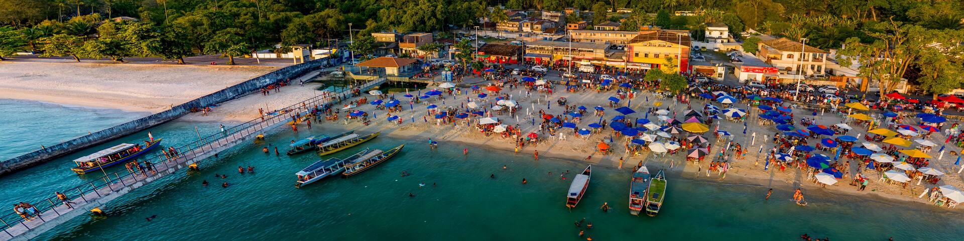 Imagem aérea da Praia de São Tomé de Paripe, localizada na cidade de Salvador, no estado da Bahia, em um final de tarde de um feriado.