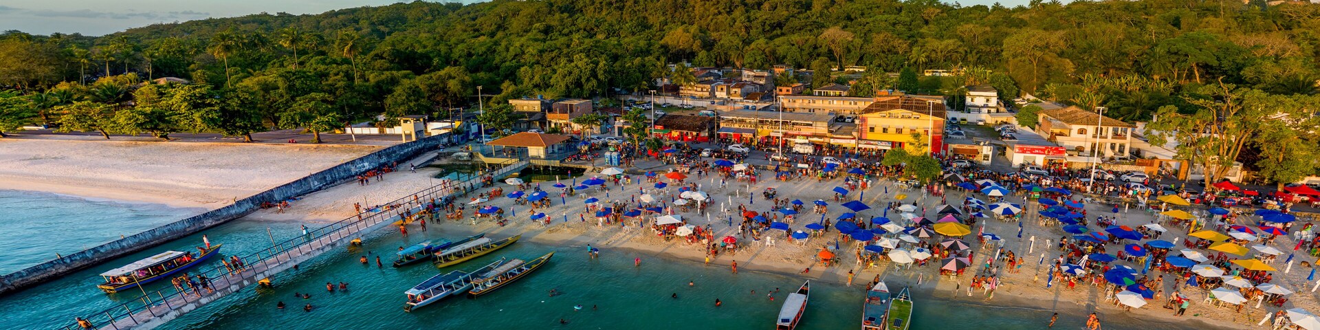 Imagem aérea da Praia de São Tomé de Paripe, localizada na cidade de Salvador, no estado da Bahia, em um final de tarde de um feriado.