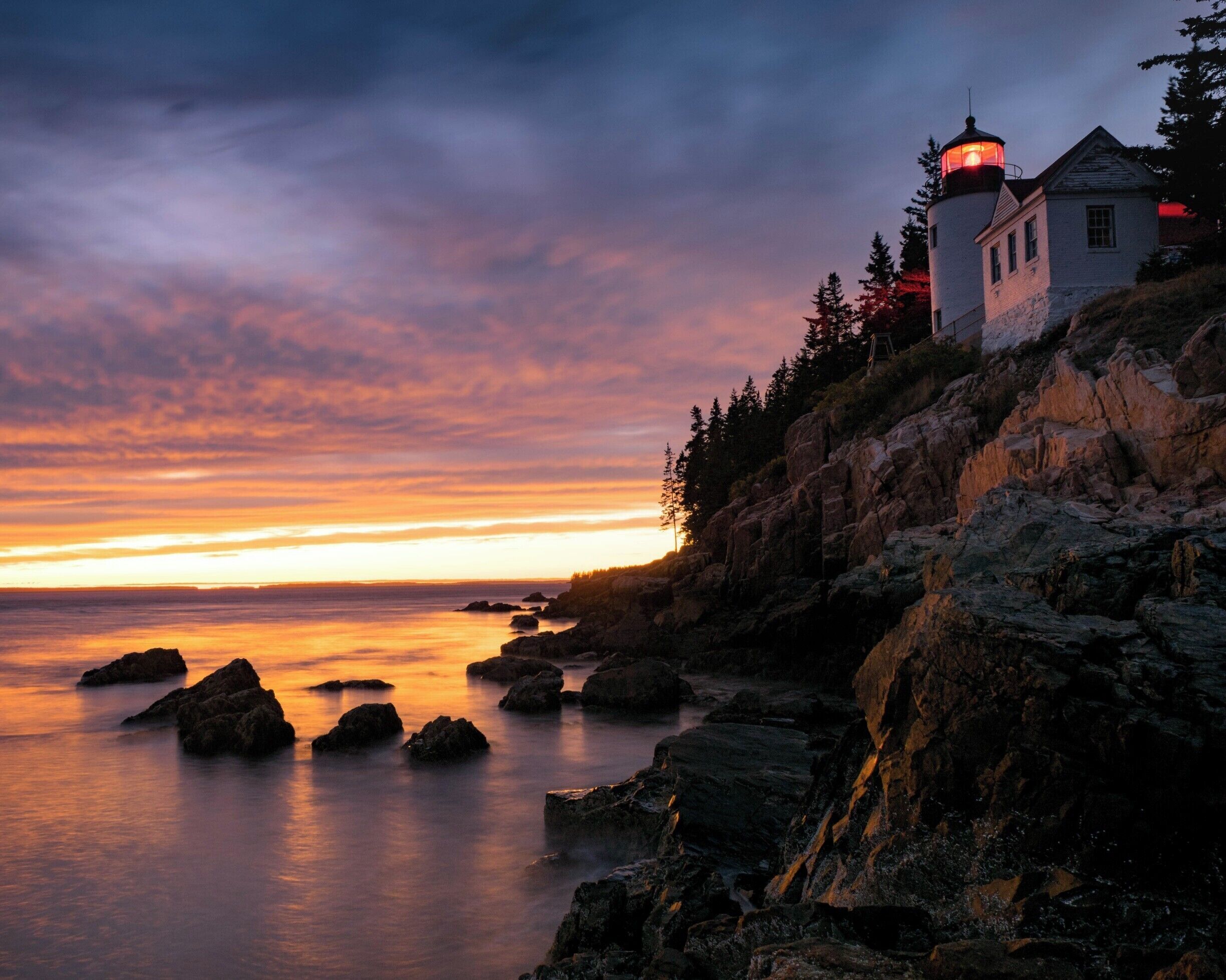 I was so lucky to get this shot. Battled traffic and had a short run to get there just as the sun set. Just missed the best light but still came away with this. It's an iconic location but with light like this how could I not take the iconic shot?

#Golden