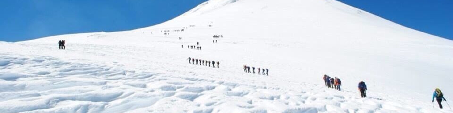 Trekking to the top of #Volcano
#Villarica in #Chile the people look so small #snow Villarica #NationalPark