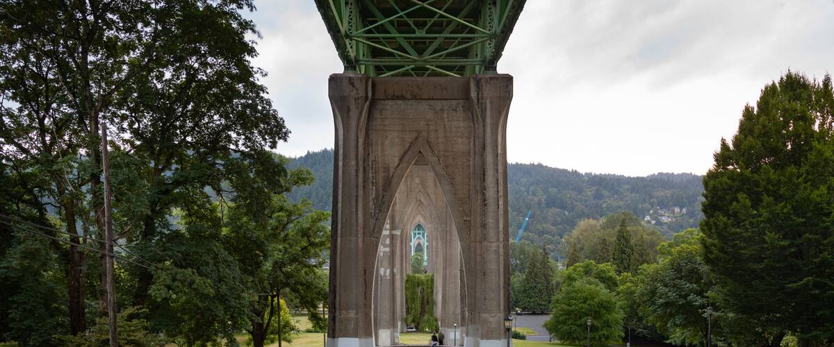Cathedral Park showing a bridge