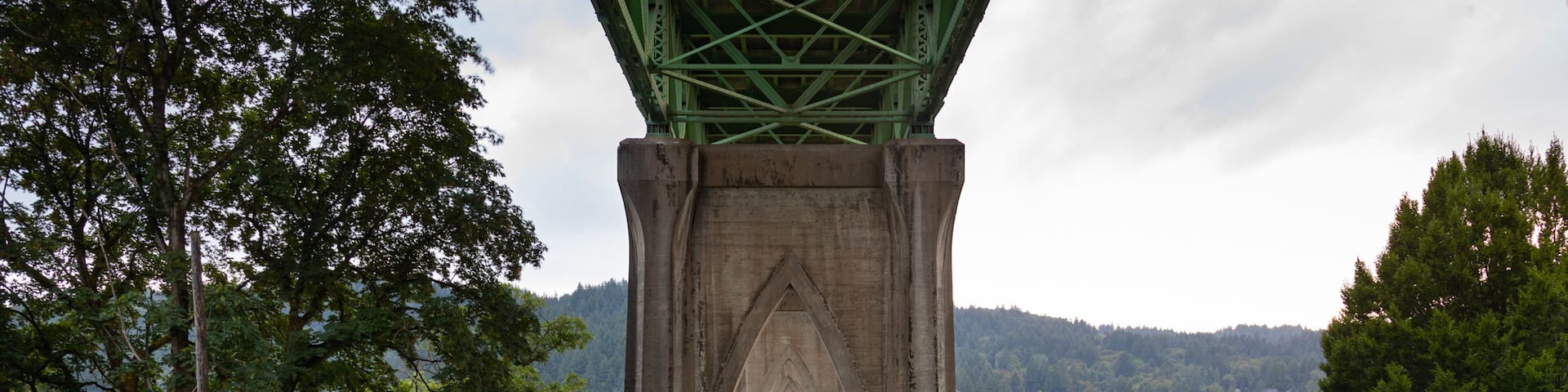 Cathedral Park showing a bridge