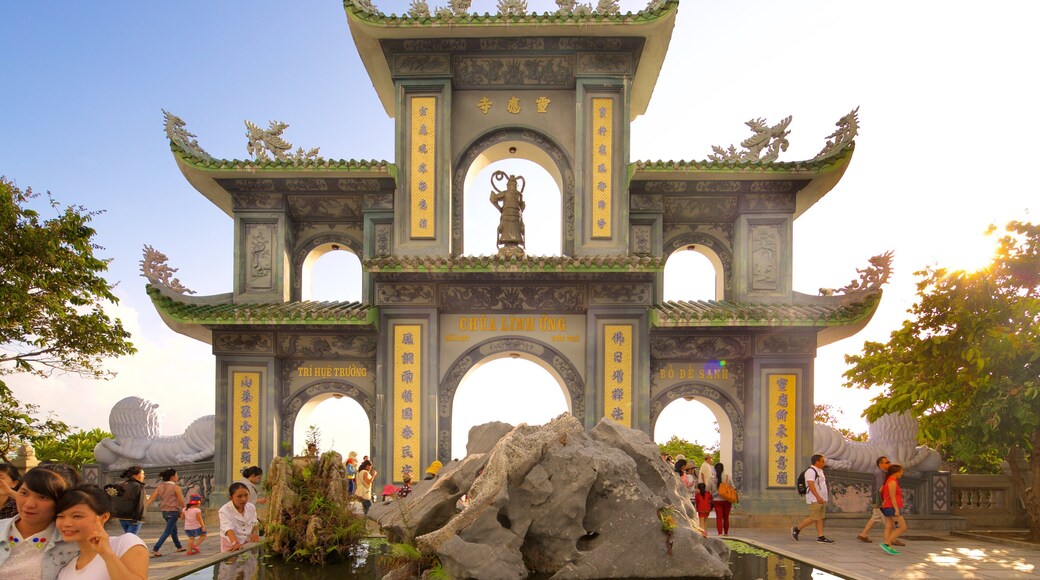 Linh Ung Pagoda qui includes éléments religieux et patrimoine architectural