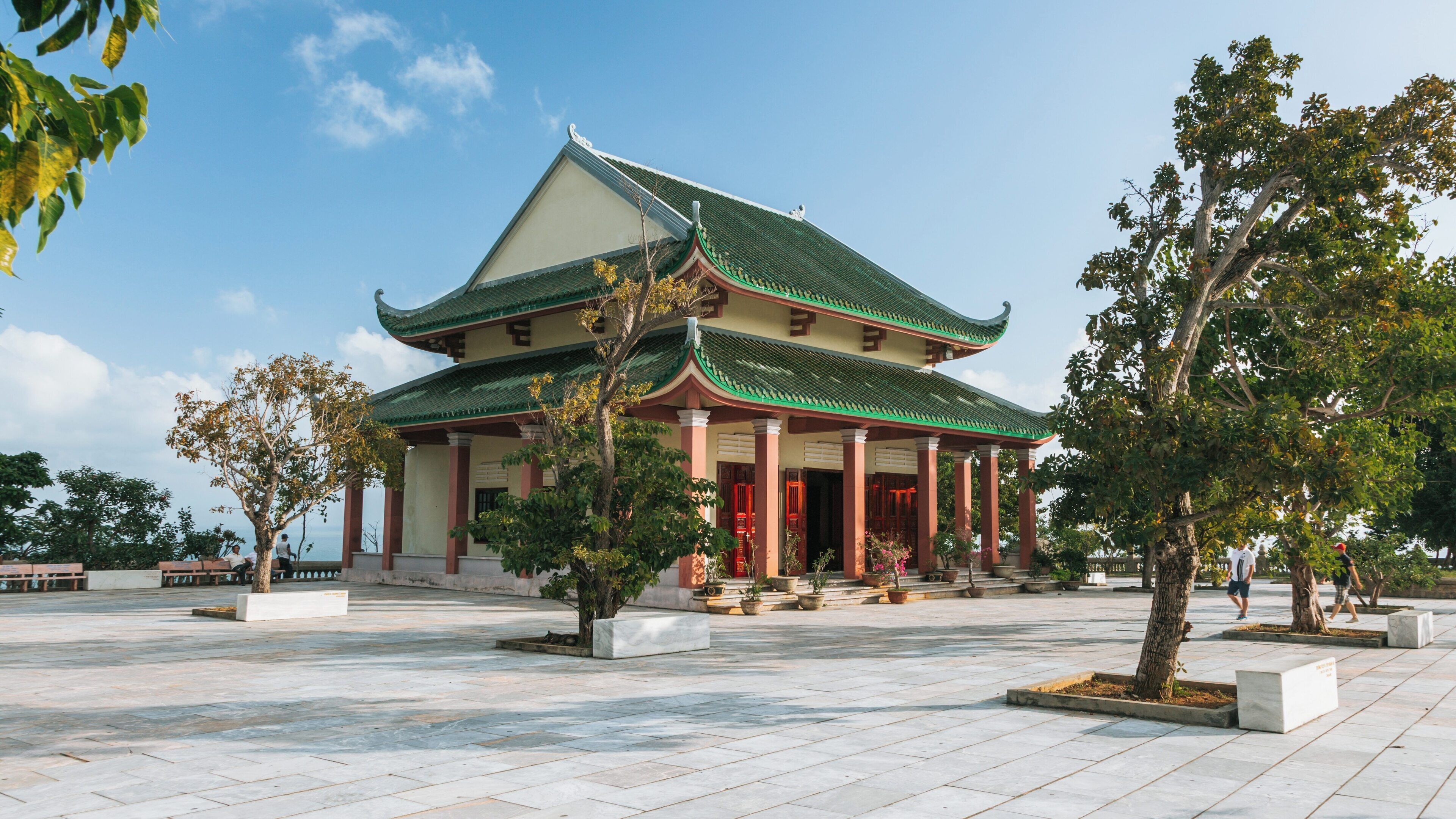 Explore Linh Ung Pagoda, a serene site in Son Tra, Da Nang, Vietnam, showcasing stunning architecture and lush surroundings