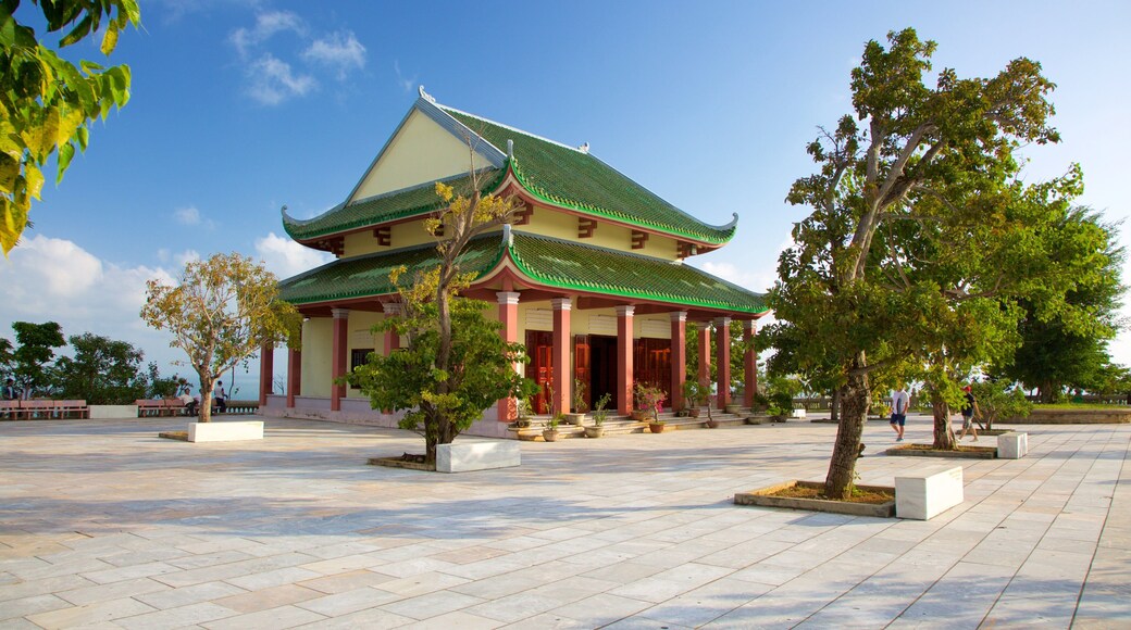 Linh Ung Pagoda mettant en vedette éléments religieux et temple ou lieu de culte