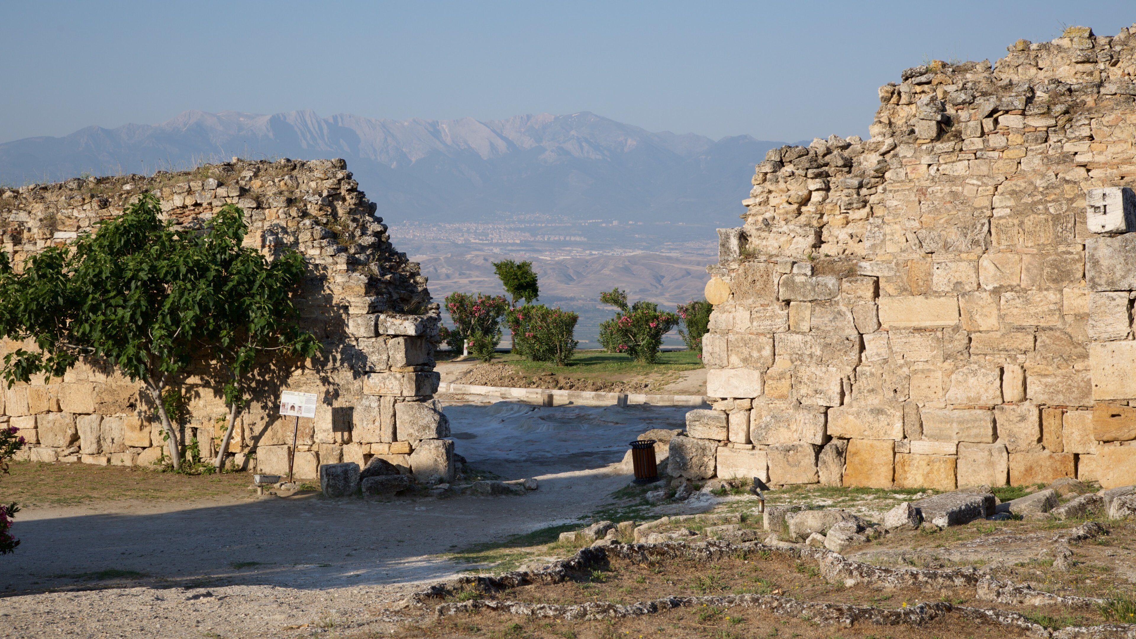 ヒエラポリス 表示 崩れた建物