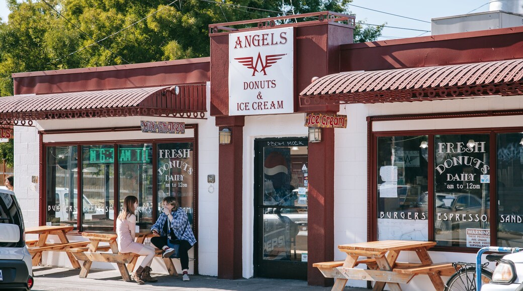 Alberta Street showing cafe lifestyle, street scenes and signage
