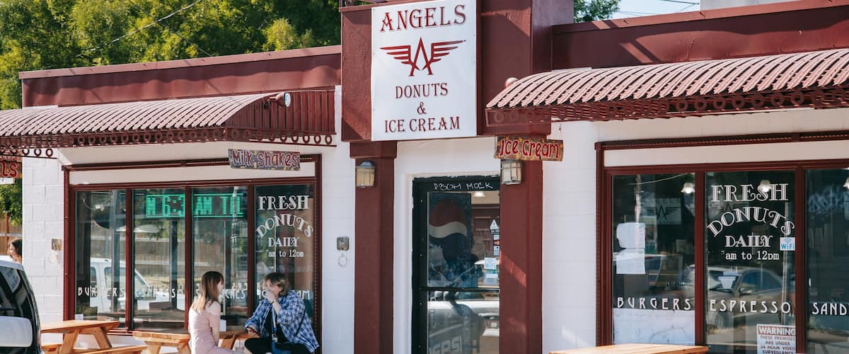 Alberta Street showing cafe lifestyle, street scenes and signage