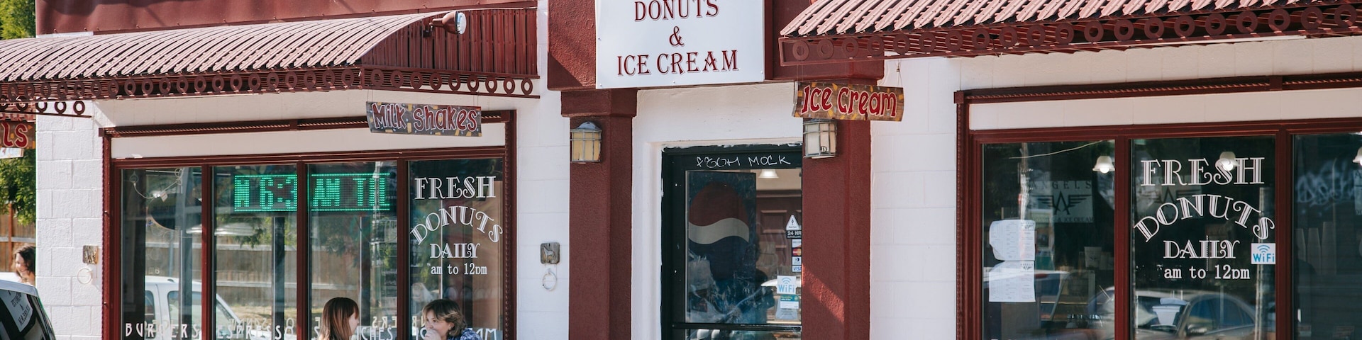 Alberta Street showing cafe lifestyle, street scenes and signage