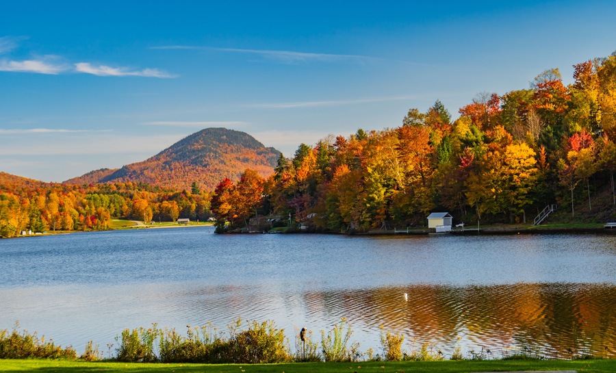 Lake Eden in autumn with beautiful fall foliage colors
