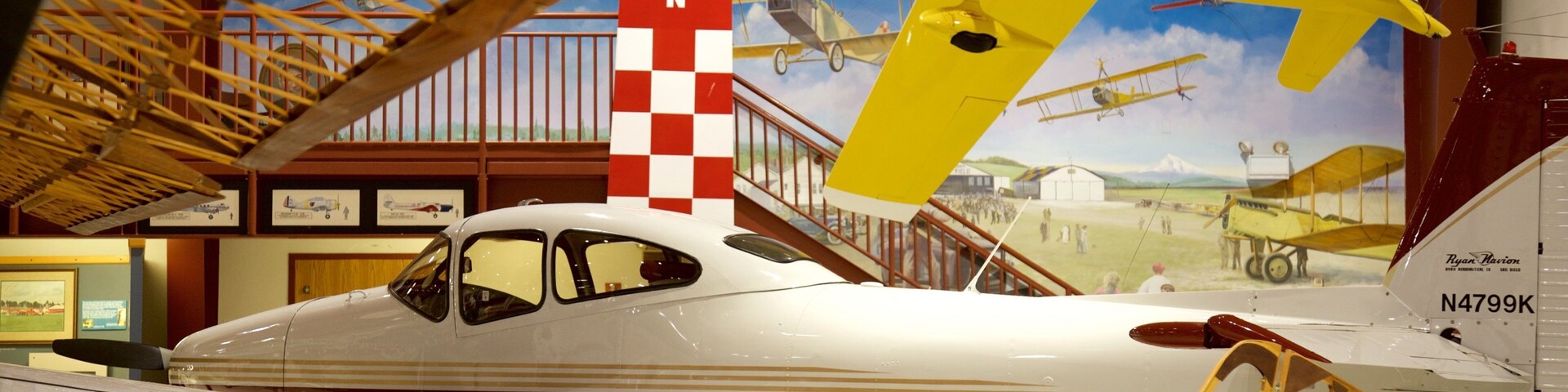 Museu de Aviação de Pearson mostrando vistas internas e aeronave