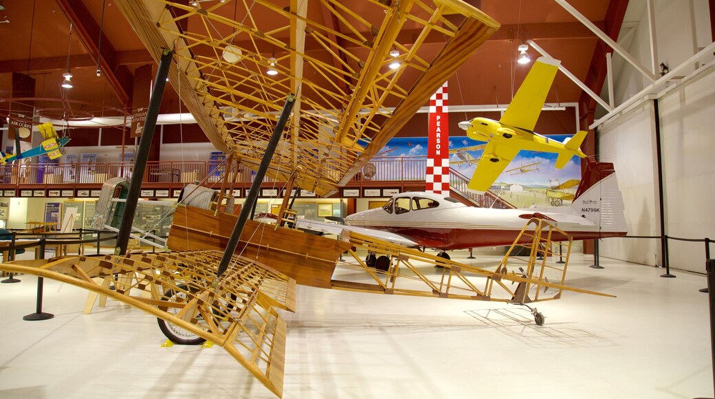 Museu de Aviação de Pearson que inclui aeronave e vistas internas